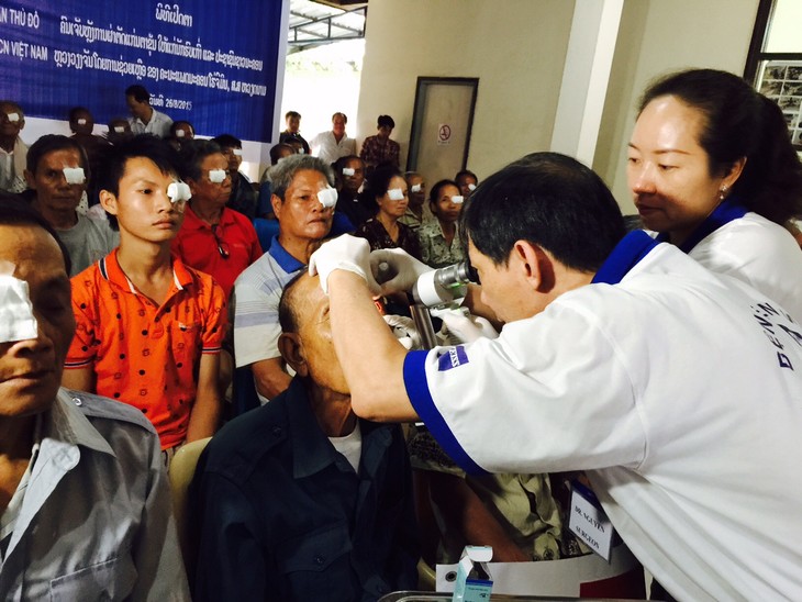 Việt Nam giúp Lào phẫu thuật mắt miễn phí cho bệnh nhân nghèo - ảnh 2